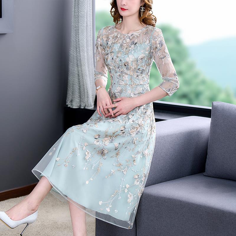 Plus Size Floral Embroidery Dress