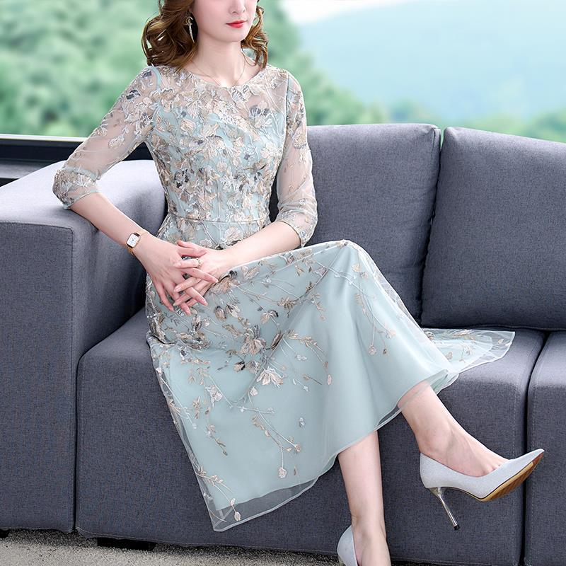 Plus Size Floral Embroidery Dress