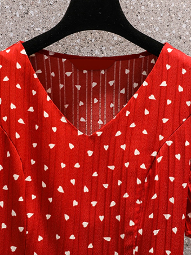 Plus Size Hearts Print V Neck Midi Dress